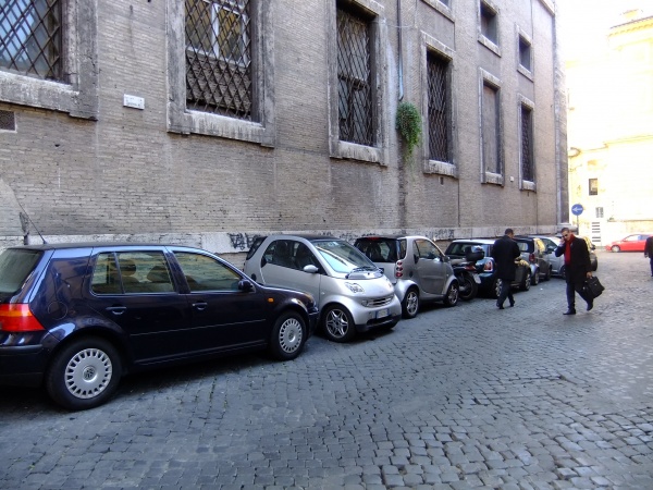 We always used to laugh at the "Smart" cars ... but in Rome we finally got the point!