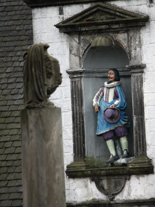 John Cowane, benefactor, nicknamed 'Staneybreeks'.
It is said he jumps off the ledge to dance every Hogmanay.
http://www.instirling.com/sight/mary.htm 