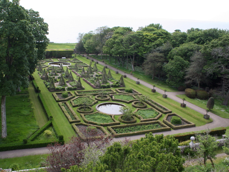 http://www.clansutherland.org/FrDunrobin.htm
"Dun Robin", Gaelic meaning Robin's hill or fort