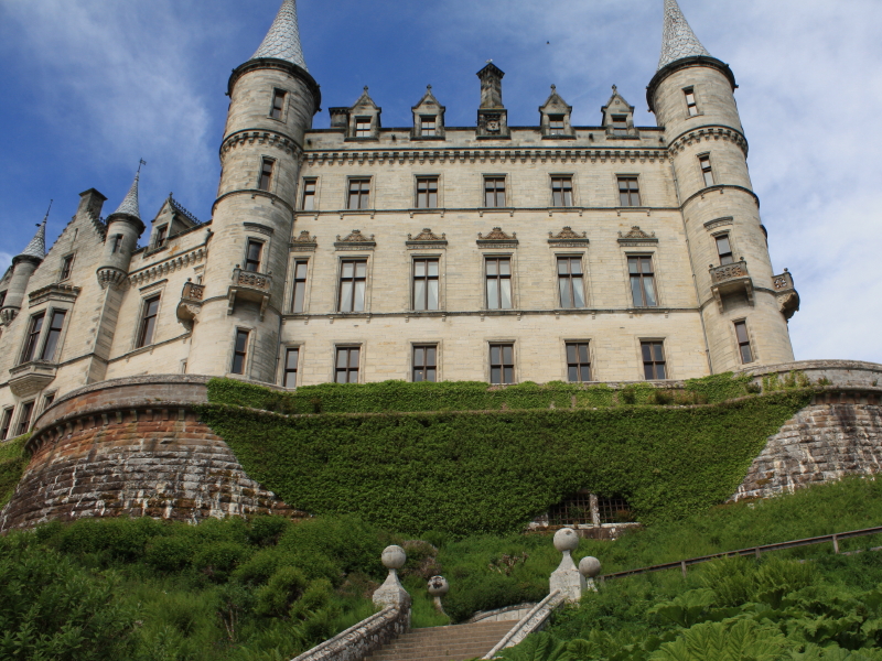 http://www.clansutherland.org/FrDunrobin.htm
"Dun Robin", Gaelic meaning Robin's hill or fort