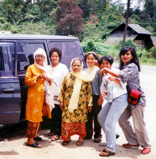 On a kijang trip, from Padang to Solok in West Sumatra. 2 sister-Grandmas, 2 mothers, and 2 daughters. Never before seen West Sumatra outside Padang. What a day!