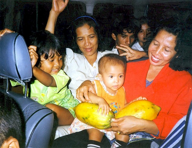 A family group taken by 'bapak' (= 'grandpa' = me).
I persuaded them to try to teach the baby what paw-paws (papayas) are.