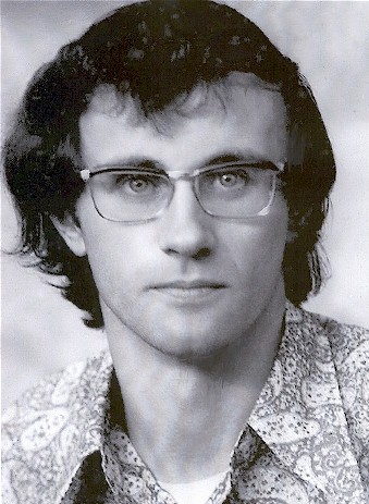 Oldie-photo of a youngie-me.  Passport-photo, taken in Brisbane, by a professional photographer, in about 1972, when I was 32 years old.