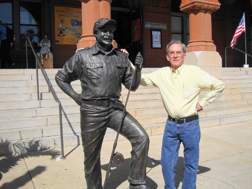 A sculpture of Ernest Hemingway at the front of the Custom House.