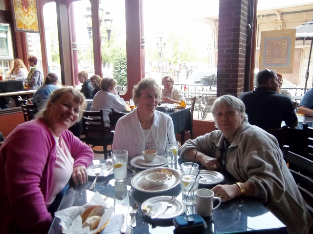 My friend came with us to Paducah.  I know she was in shock that I had only met Sue and Sarah on line.  Then we meet up with the Australian ladies at the next table who had also met on line.  What a world!