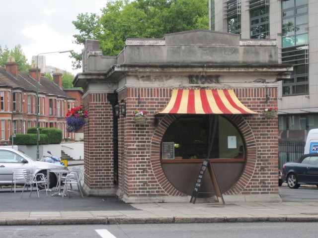 built on a traffic island in the middle of an intersection. It somehow reminded me of drive through coffee places in the States, except that the only way to get to it is on foot.