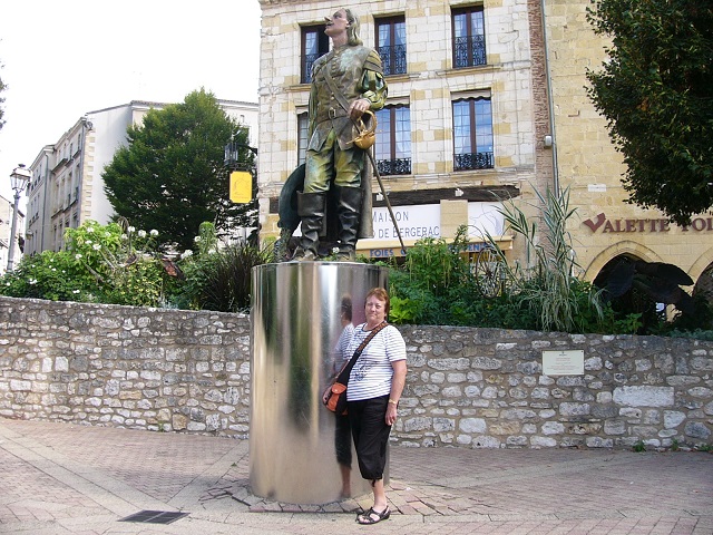 Me standing below a statue of Bergerac