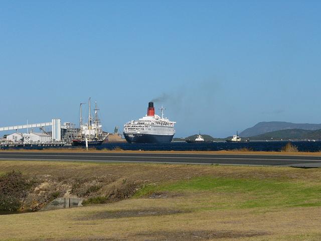 The Leeuwin on left, the QE2 in centre and the two tugs as the ship left Albany port