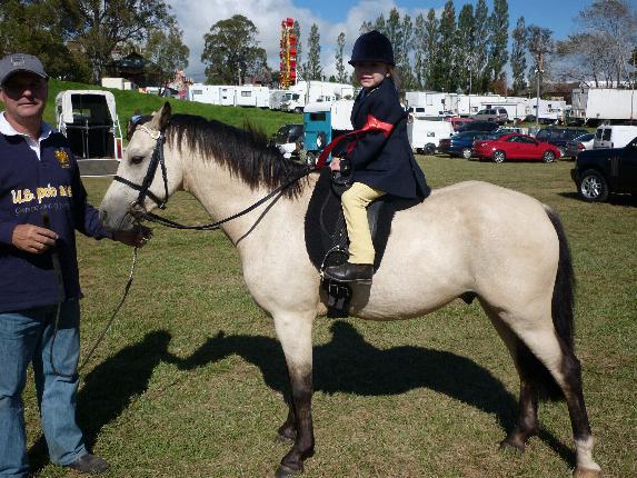 This is the first riding event that Laura has entered. It is the first event for the pony as well and Laura was on this pony for the first time yesterday.