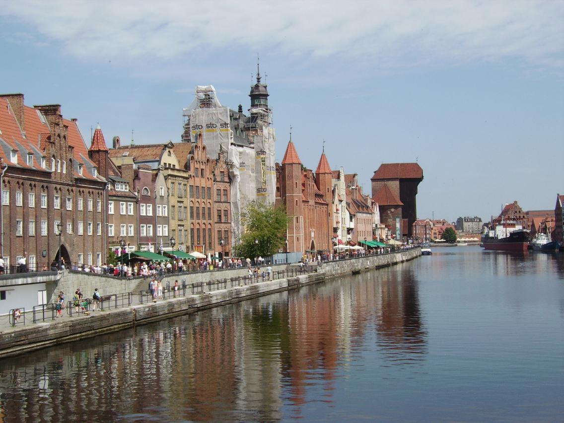 The Long Quay and Medieval Port Crane (Zuraw)