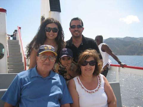 A family picture on the boat in our way to Catalina Shore.