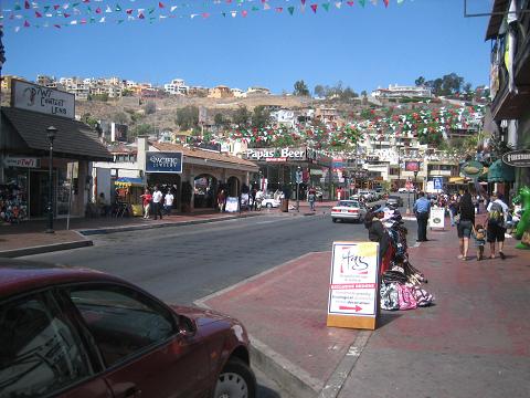 Enjoy walking and shopping in Pasadena streets.