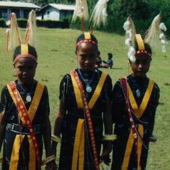 <b>Dancing, Dolomolo style, Bajawa, Flores</b>