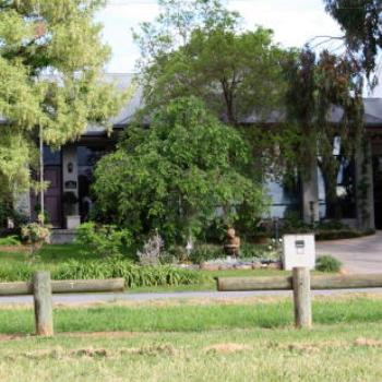 <b>5709 house hiding in the trees, Lake Albert, Wagga Wagga, Oct'09 Kate/Sydney</b>