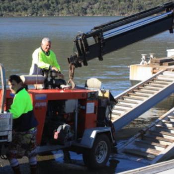 <b>1732 loading the pump, Hawkesbury River Oct'10, Kate/Sydney</b>