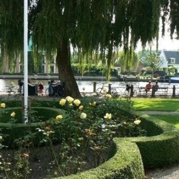 <b>A Peaceful Spot on a Dutch Canal (Ian/Sydney)</b>