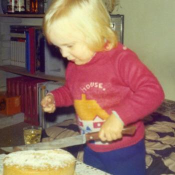 <b>cutting Dad's cake 1977 Kate/Sydney</b>