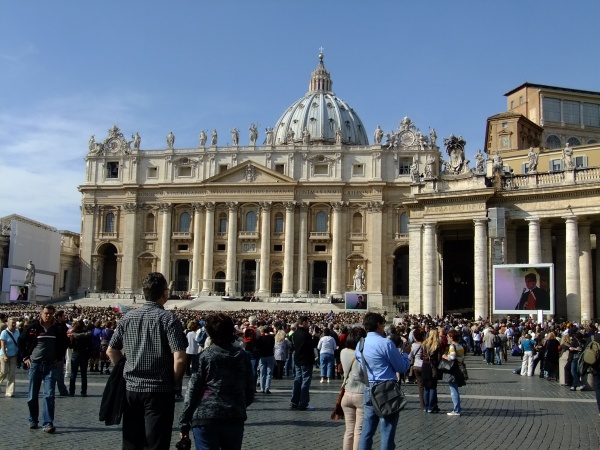 A huge crowd gathered to see the Pope.