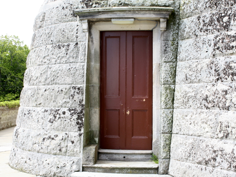 http://www.clansutherland.org/FrDunrobin.htm
"Dun Robin", Gaelic meaning Robin's hill or fort