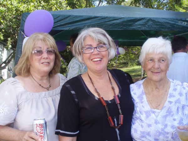 Me (talking), my sister Margaret and Aunty Vi - 90 on 29/3/09