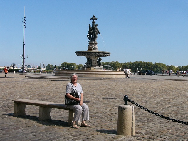 Gannie Mo near the river in Bordeaux