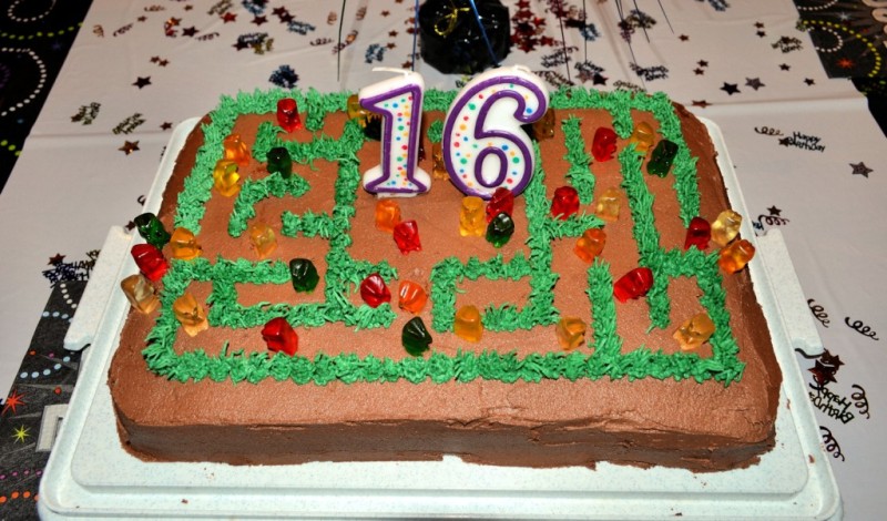 Maze cake with Gummi Bears as invitees.